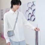 Dori Sakurada Instagram - DIOR BEAUTY ディオール ビューティーのカプチュール トータルのシリーズから強力な新製品が登場します！ 『カプチュール トータル ヒアルショット』と名付けられたこの新アイテムは、美容医療発想で肌にヒアルロン酸を補充する"部分用美容液"となっていて、気になる部分にヒアルロン酸をチャージし、潤いでしなやかなボリューム感を与えてくれます✨ 美容医療、高分子ヒアルロン酸と深い潤いを届ける中分子ヒアルロン酸を組み合わせた独自の有用成分を配合されているようです✨ さらにこだわりは成分だけではなく、美容医療の世界から着想を得た、スレンダーなチューブの先には極細の先端が伸び、額、目元、口元など、気になる部分に使用ができ、メイクの上からも美容液を正確に塗布することができます！ 現場でも皆が口を揃えて"これはすごい"と話題になっていて、僕も手元に使用してから数時間だったのですがとても良さそうな印象なので、これから顔の気になる部分をケアしていくのが楽しみです！ しばらく使ってみようと思います😊 シワやほうれい線など気になる方は是非一緒に試してみましょう！✨ @DIORBEAUTY @DIOR #カプチュールトータル #ヒアルショット #SUPPORTEDBYDIOR