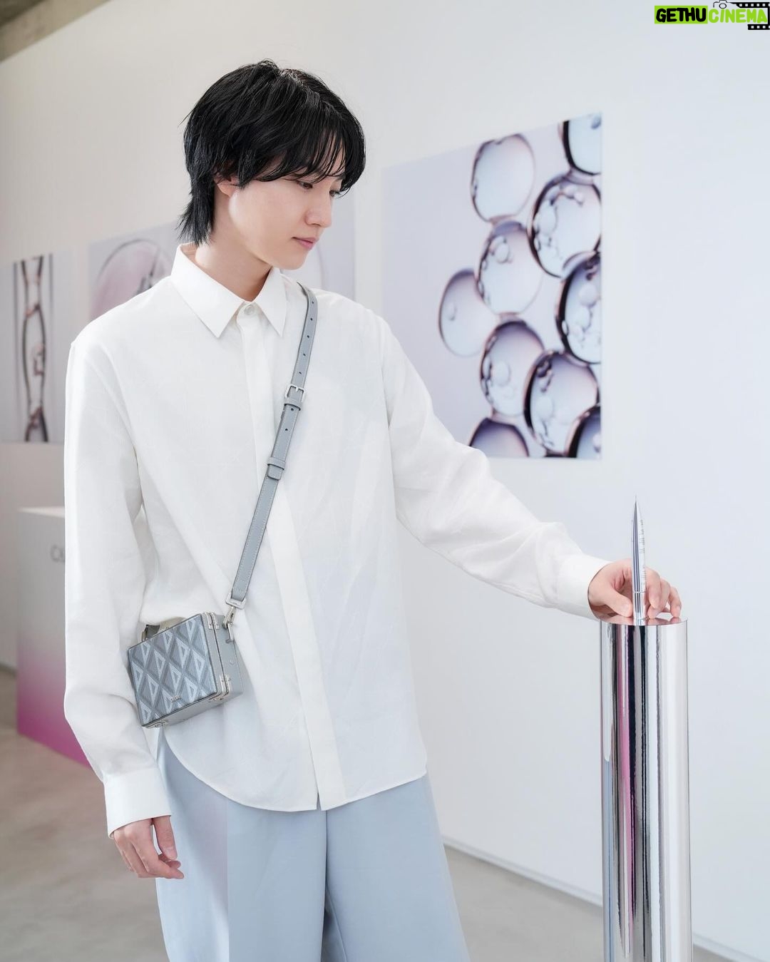 Dori Sakurada Instagram - DIOR BEAUTY ディオール ビューティーのカプチュール トータルのシリーズから強力な新製品が登場します! 『カプチュール トータル ヒアルショット』と名付けられたこの新アイテムは、美容医療発想で肌にヒアルロン酸を補充する"部分用美容液"となっていて、気になる部分にヒアルロン酸をチャージし、潤いでしなやかなボリューム感を与えてくれます✨ 美容医療、高分子ヒアルロン酸と深い潤いを届ける中分子ヒアルロン酸を組み合わせた独自の有用成分を配合されているようです✨ さらにこだわりは成分だけではなく、美容医療の世界から着想を得た、スレンダーなチューブの先には極細の先端が伸び、額、目元、口元など、気になる部分に使用ができ、メイクの上からも美容液を正確に塗布することができます! 現場でも皆が口を揃えて"これはすごい"と話題になっていて、僕も手元に使用してから数時間だったのですがとても良さそうな印象なので、これから顔の気になる部分をケアしていくのが楽しみです! しばらく使ってみようと思います😊 シワやほうれい線など気になる方は是非一緒に試してみましょう!✨ @DIORBEAUTY @DIOR #カプチュールトータル #ヒアルショット #SUPPORTEDBYDIOR