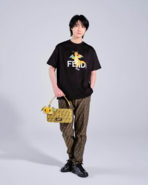 Dori Sakurada Instagram - FENDI x FRGMT x POKÉMON

2024年を迎え、辰年を祝うフェンディは、ストリートファッションのゴッドファーザーとして知られる藤原ヒロシ氏とタッグを組み、遊び心に溢れ破壊的なクロスカテゴリーアニメーションをフィーチャーした「FENDI x FRGMT x POKÉMON」を発表しました！

今年一発目のコラボレーションは僕としてもこの上ない最高の組み合わせで、実現することを聞いた時はとても驚いたことを覚えています🔥
そして直接コレクションを見た時はその驚きを簡単に飛び越えきました✨

FENDIという歴史あるブランドが承継されてきた魅力、大好きなポケットモンスターの世界観と辰年ぴったりのカイリューの可愛さとかっこよさ、その全てを表現、アートとして正解に導く藤原ヒロシさんのご手腕など、何もかもが最高で、夢のようなコラボレーションアイテムが誕生しました🏆✨

本コレクションは、フェンディのアイコンバッグの「ピーカブー」と「バゲット」をはじめ、レディ・トゥ・ウェア、SLG、アクセサリーなどを加えた遊び心あるアイテム達が揃っています！

さらに藤原ヒロシ氏のシグネチャーを「FF」ジャガードの長調的な色合いと予想外の大胆なイエローのバージョンで再解釈しているデザインも今回のコラボレーションが実現したからこそ生まれたスペシャルな一品になっています✨

今年のスタートに登場したビックサプライズと共に、ファッションの世界も明るく幸せが溢れる一年になることを願っています！

@FENDI #FendiFRGMTPokemon #PR
#FENDI