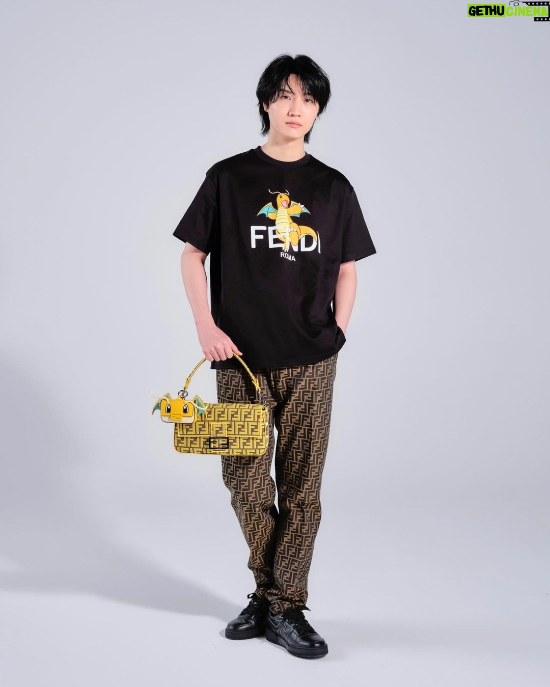Dori Sakurada - 85.5K Likes - FENDI x FRGMT x POKÉMON
2024年を迎え、辰年を祝うフェンディは、ストリートファッションのゴッドファーザーとして知られる藤原ヒロシ氏とタッグを組み、遊び心に溢れ破壊的なクロスカテゴリーアニメーションをフィーチャーした「FENDI x FRGMT x POKÉMON」を発表しました!
今年一発目のコラボレーションは僕としてもこの上ない最高の組み合わせで、実現することを聞いた時はとても驚いたことを覚えています🔥
そして直接コレクションを見た時はその驚きを簡単に飛び越えきました✨
FENDIという歴史あるブランドが承継されてきた魅力、大好きなポケットモンスターの世界観と辰年ぴったりのカイリューの可愛さとかっこよさ、その全てを表現、アートとして正解に導く藤原ヒロシさんのご手腕など、何もかもが最高で、夢のようなコラボレーションアイテムが誕生しました🏆✨
本コレクションは、フェンディのアイコンバッグの「ピーカブー」と「バゲット」をはじめ、レディ・トゥ・ウェア、SLG、アクセサリーなどを加えた遊び心あるアイテム達が揃っています!
さらに藤原ヒロシ氏のシグネチャーを「FF」ジャガードの長調的な色合いと予想外の大胆なイエローのバージョンで再解釈しているデザインも今回のコラボレーションが実現したからこそ生まれたスペシャルな一品になっています✨
今年のスタートに登場したビックサプライズと共に、ファッションの世界も明るく幸せが溢れる一年になることを願っています!
@FENDI #FendiFRGMTPokemon #PR
#FENDI