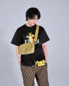 Dori Sakurada Instagram - FENDI x FRGMT x POKÉMON 2024年を迎え、辰年を祝うフェンディは、ストリートファッションのゴッドファーザーとして知られる藤原ヒロシ氏とタッグを組み、遊び心に溢れ破壊的なクロスカテゴリーアニメーションをフィーチャーした「FENDI x FRGMT x POKÉMON」を発表しました！ 今年一発目のコラボレーションは僕としてもこの上ない最高の組み合わせで、実現することを聞いた時はとても驚いたことを覚えています🔥 そして直接コレクションを見た時はその驚きを簡単に飛び越えきました✨ FENDIという歴史あるブランドが承継されてきた魅力、大好きなポケットモンスターの世界観と辰年ぴったりのカイリューの可愛さとかっこよさ、その全てを表現、アートとして正解に導く藤原ヒロシさんのご手腕など、何もかもが最高で、夢のようなコラボレーションアイテムが誕生しました🏆✨ 本コレクションは、フェンディのアイコンバッグの「ピーカブー」と「バゲット」をはじめ、レディ・トゥ・ウェア、SLG、アクセサリーなどを加えた遊び心あるアイテム達が揃っています！ さらに藤原ヒロシ氏のシグネチャーを「FF」ジャガードの長調的な色合いと予想外の大胆なイエローのバージョンで再解釈しているデザインも今回のコラボレーションが実現したからこそ生まれたスペシャルな一品になっています✨ 今年のスタートに登場したビックサプライズと共に、ファッションの世界も明るく幸せが溢れる一年になることを願っています！ @FENDI #FendiFRGMTPokemon #PR #FENDI