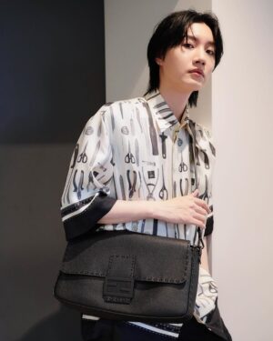 Dori Sakurada Instagram - FENDI

フェンディのセレリア バゲット マキシ！
バゲットの大きめシリーズ好きです☺️
このブラックのカーブレザーも大好きな雰囲気です✨

そしてもうすぐ春夏の服の出番ですね😌
日焼けには気をつけたいけど、早く軽やかな服で遠出でもしたいなー！
バゲット マキシにしっかり荷物を詰めて仲間とどこか遊びに行きたいです👜

皆さんは今年の夏は何かしたいことありますか？☀️

@FENDI #fendi #PR