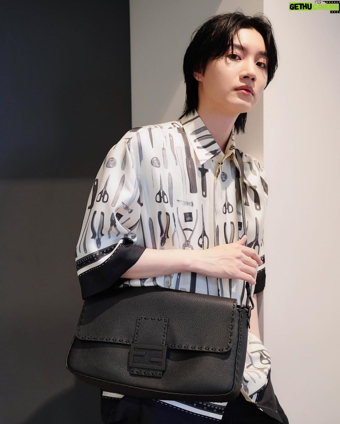 Dori Sakurada - 66K Likes - FENDI
フェンディのセレリア バゲット マキシ!
バゲットの大きめシリーズ好きです☺️
このブラックのカーブレザーも大好きな雰囲気です✨
そしてもうすぐ春夏の服の出番ですね😌
日焼けには気をつけたいけど、早く軽やかな服で遠出でもしたいなー!
バゲット マキシにしっかり荷物を詰めて仲間とどこか遊びに行きたいです👜
皆さんは今年の夏は何かしたいことありますか?☀️
@FENDI #fendi #PR