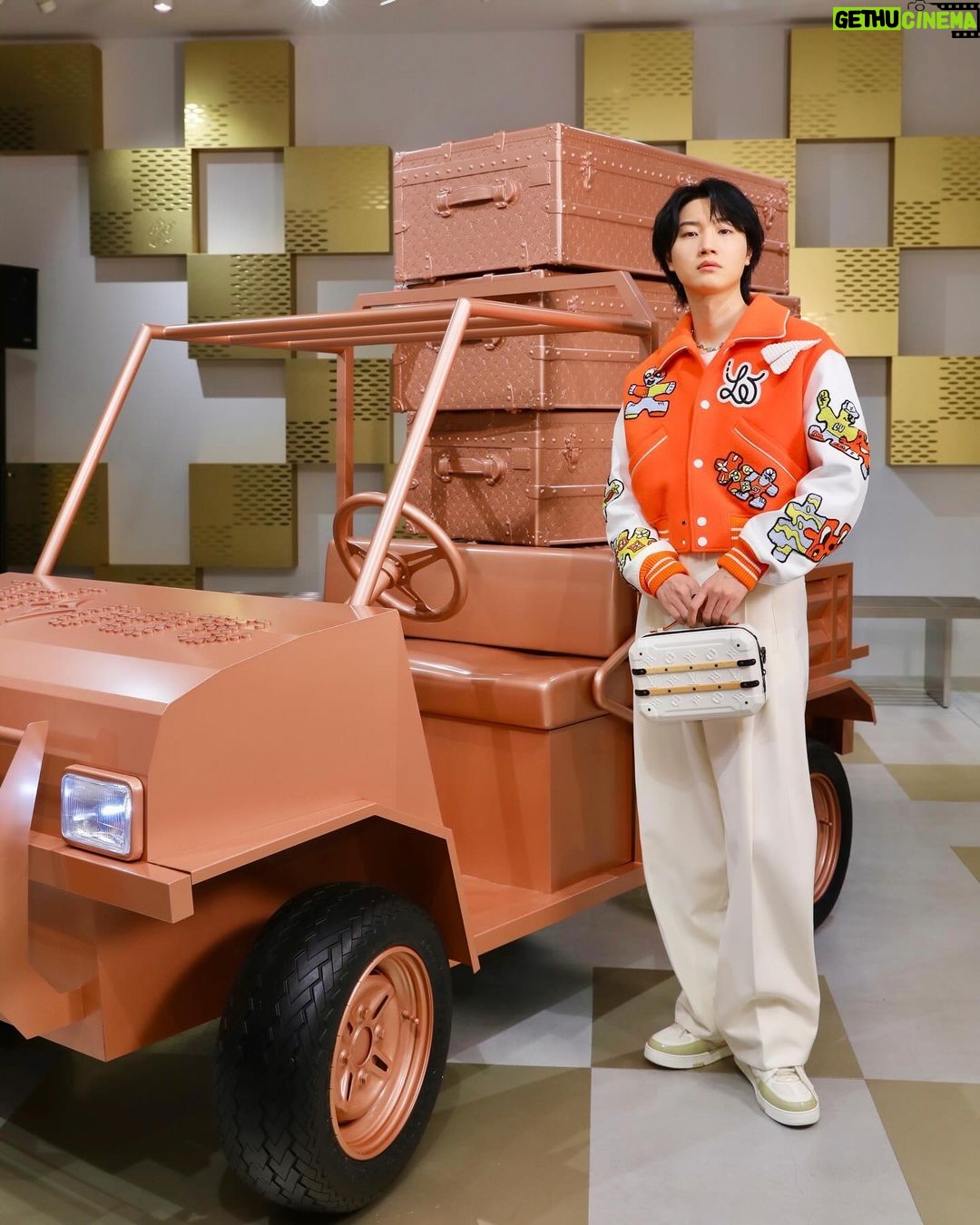 Dori Sakurada - 67.2K Likes - LOUIS VUITTON MEN’S SS24 POPUP
ルイ・ヴィトンのメンズ クリエイティブ・ディレクター ファレル・ウィリアムス氏が手掛ける2024春夏メンズ・コレクションのポップアップストアが渋谷にオープン✨
2023年6月に発表された同コレクションのファッションショーの会場のような世界観になっています!
そしてポップアップストアでは今年初めてお会いする仲間達とも✨
尊敬している三吉彩花先生と☺️🙏
ただただ大好きなYUTAくんと🐲🤍
お見かけしたことはあったのですが初めてご挨拶させていただいた
川村壱馬くんと😊✨
素敵な空間には、素敵な洋服やアイテム、そして素敵な皆さんがいて、僕も今年一年を精一杯進んでいこうと思えました!
ポップアップは1月2日から21日までの期間限定の開催となっています!
2024年のスタートに皆さんも是非🌟
@LOUISVUITTON
#LouisVuitton
#LVMenSS24
#LVFashion
#InvitedbyLouisVuitton