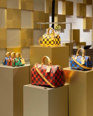Dori Sakurada Instagram - LOUIS VUITTON MEN’S SS24 POPUP

ルイ・ヴィトンのメンズ クリエイティブ・ディレクター ファレル・ウィリアムス氏が手掛ける2024春夏メンズ･コレクションのポップアップストアが渋谷にオープン✨
2023年6月に発表された同コレクションのファッションショーの会場のような世界観になっています！

そしてポップアップストアでは今年初めてお会いする仲間達とも✨

尊敬している三吉彩花先生と☺️🙏
ただただ大好きなYUTAくんと🐲🤍
お見かけしたことはあったのですが初めてご挨拶させていただいた
川村壱馬くんと😊✨

素敵な空間には、素敵な洋服やアイテム、そして素敵な皆さんがいて、僕も今年一年を精一杯進んでいこうと思えました！

ポップアップは1月2日から21日までの期間限定の開催となっています！
2024年のスタートに皆さんも是非🌟

@LOUISVUITTON
#LouisVuitton
#LVMenSS24
#LVFashion
#InvitedbyLouisVuitton
