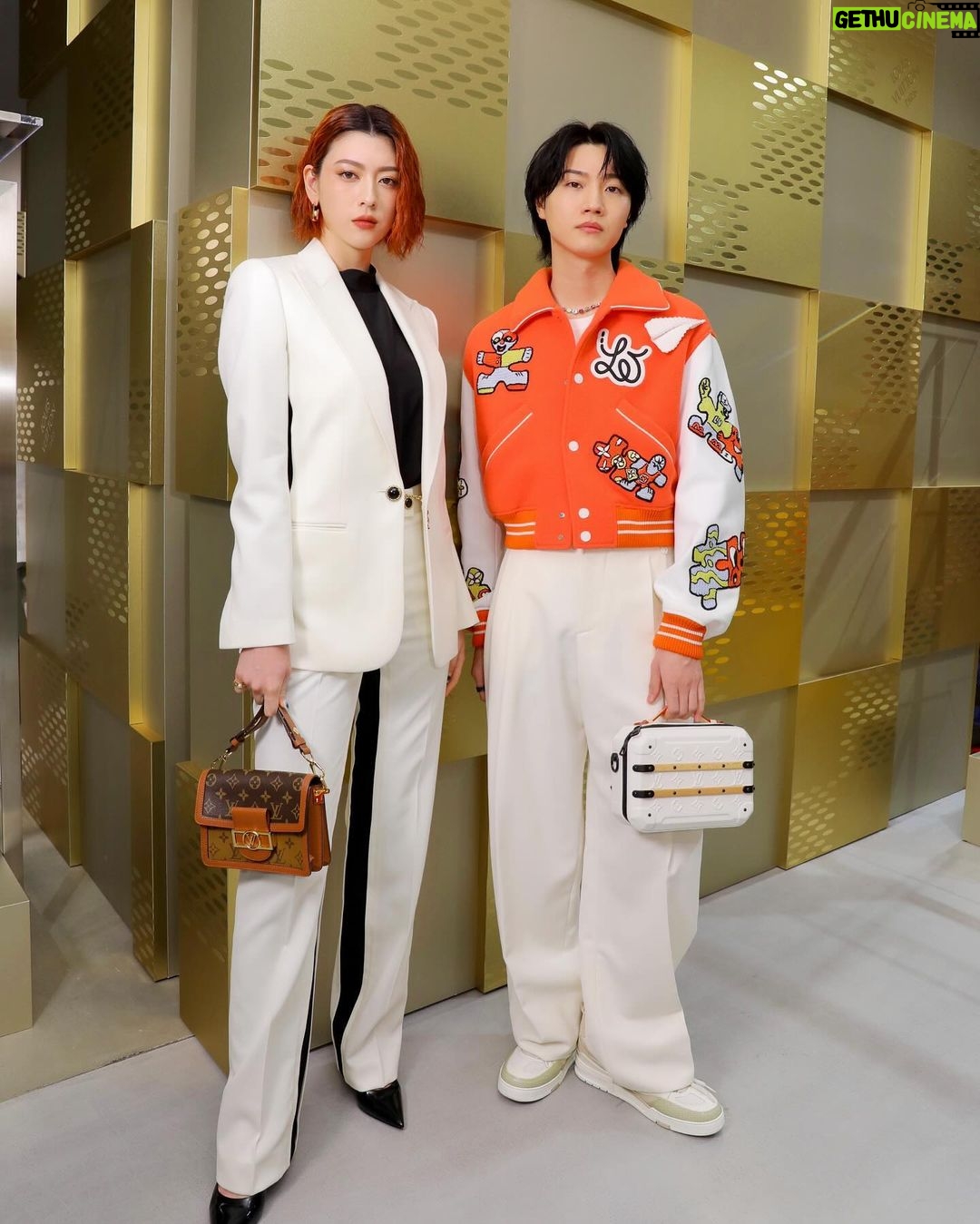 Dori Sakurada - 67.2K Likes - LOUIS VUITTON MEN’S SS24 POPUP
ルイ・ヴィトンのメンズ クリエイティブ・ディレクター ファレル・ウィリアムス氏が手掛ける2024春夏メンズ・コレクションのポップアップストアが渋谷にオープン✨
2023年6月に発表された同コレクションのファッションショーの会場のような世界観になっています!
そしてポップアップストアでは今年初めてお会いする仲間達とも✨
尊敬している三吉彩花先生と☺️🙏
ただただ大好きなYUTAくんと🐲🤍
お見かけしたことはあったのですが初めてご挨拶させていただいた
川村壱馬くんと😊✨
素敵な空間には、素敵な洋服やアイテム、そして素敵な皆さんがいて、僕も今年一年を精一杯進んでいこうと思えました!
ポップアップは1月2日から21日までの期間限定の開催となっています!
2024年のスタートに皆さんも是非🌟
@LOUISVUITTON
#LouisVuitton
#LVMenSS24
#LVFashion
#InvitedbyLouisVuitton