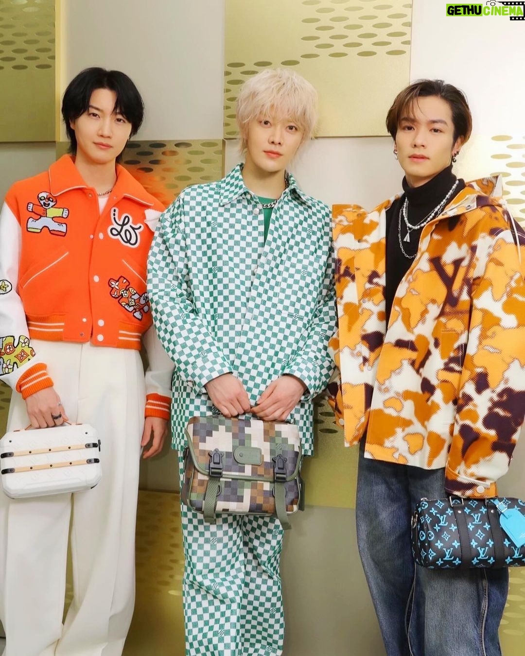 Dori Sakurada - 67.2K Likes - LOUIS VUITTON MEN’S SS24 POPUP
ルイ・ヴィトンのメンズ クリエイティブ・ディレクター ファレル・ウィリアムス氏が手掛ける2024春夏メンズ・コレクションのポップアップストアが渋谷にオープン✨
2023年6月に発表された同コレクションのファッションショーの会場のような世界観になっています!
そしてポップアップストアでは今年初めてお会いする仲間達とも✨
尊敬している三吉彩花先生と☺️🙏
ただただ大好きなYUTAくんと🐲🤍
お見かけしたことはあったのですが初めてご挨拶させていただいた
川村壱馬くんと😊✨
素敵な空間には、素敵な洋服やアイテム、そして素敵な皆さんがいて、僕も今年一年を精一杯進んでいこうと思えました!
ポップアップは1月2日から21日までの期間限定の開催となっています!
2024年のスタートに皆さんも是非🌟
@LOUISVUITTON
#LouisVuitton
#LVMenSS24
#LVFashion
#InvitedbyLouisVuitton