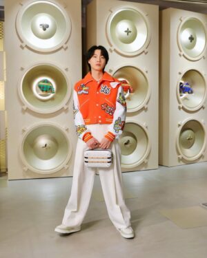 Dori Sakurada Instagram - LOUIS VUITTON MEN’S SS24 POPUP

ルイ・ヴィトンのメンズ クリエイティブ・ディレクター ファレル・ウィリアムス氏が手掛ける2024春夏メンズ･コレクションのポップアップストアが渋谷にオープン✨
2023年6月に発表された同コレクションのファッションショーの会場のような世界観になっています！

そしてポップアップストアでは今年初めてお会いする仲間達とも✨

尊敬している三吉彩花先生と☺️🙏
ただただ大好きなYUTAくんと🐲🤍
お見かけしたことはあったのですが初めてご挨拶させていただいた
川村壱馬くんと😊✨

素敵な空間には、素敵な洋服やアイテム、そして素敵な皆さんがいて、僕も今年一年を精一杯進んでいこうと思えました！

ポップアップは1月2日から21日までの期間限定の開催となっています！
2024年のスタートに皆さんも是非🌟

@LOUISVUITTON
#LouisVuitton
#LVMenSS24
#LVFashion
#InvitedbyLouisVuitton