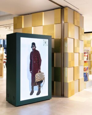 Dori Sakurada Instagram - LOUIS VUITTON MEN’S SS24 POPUP

ルイ・ヴィトンのメンズ クリエイティブ・ディレクター ファレル・ウィリアムス氏が手掛ける2024春夏メンズ･コレクションのポップアップストアが渋谷にオープン✨
2023年6月に発表された同コレクションのファッションショーの会場のような世界観になっています！

そしてポップアップストアでは今年初めてお会いする仲間達とも✨

尊敬している三吉彩花先生と☺️🙏
ただただ大好きなYUTAくんと🐲🤍
お見かけしたことはあったのですが初めてご挨拶させていただいた
川村壱馬くんと😊✨

素敵な空間には、素敵な洋服やアイテム、そして素敵な皆さんがいて、僕も今年一年を精一杯進んでいこうと思えました！

ポップアップは1月2日から21日までの期間限定の開催となっています！
2024年のスタートに皆さんも是非🌟

@LOUISVUITTON
#LouisVuitton
#LVMenSS24
#LVFashion
#InvitedbyLouisVuitton