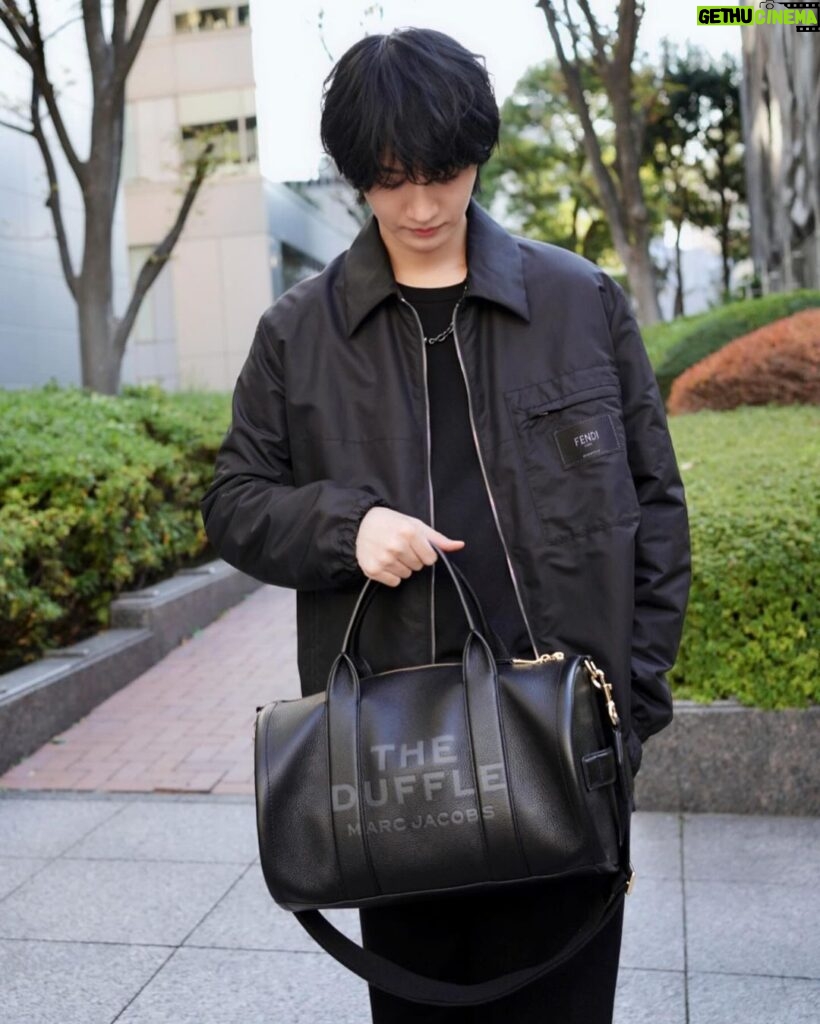 Dori Sakurada Instagram - MARC JACOBS ダッフルバッグシリーズからラージサイズが登場！ トートバッグなどと同じく柔らかく上質なフルグレインレザー✨ 1泊分くらいは余裕で入るのでトラベルバッグとしても愛用します😆 素敵なホリデーギフトを贈ってくださいました🎄✨ ありがとうございます☺️