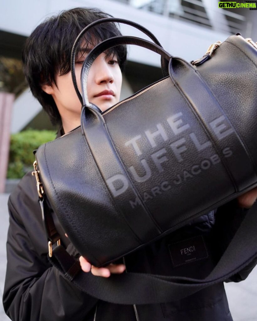 Dori Sakurada Instagram - MARC JACOBS ダッフルバッグシリーズからラージサイズが登場！ トートバッグなどと同じく柔らかく上質なフルグレインレザー✨ 1泊分くらいは余裕で入るのでトラベルバッグとしても愛用します😆 素敵なホリデーギフトを贈ってくださいました🎄✨ ありがとうございます☺️