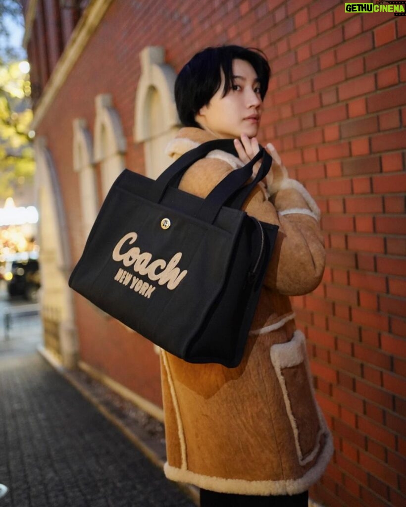 Dori Sakurada Instagram - COACH カーゴトート✨ めちゃ可愛い見た目だけではなく大容量で持ち運びたいものはほとんど収納できる実用性も抜群のバッグ！ スクリプト刺繍で入ったらブランドロゴも素敵です✨ 洋服もコーチであわせてみました😊 素敵なホリデーギフトを贈ってくださいました🎄✨ ありがとうございます☺️