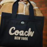 Dori Sakurada Instagram – COACH

カーゴトート✨
めちゃ可愛い見た目だけではなく大容量で持ち運びたいものはほとんど収納できる実用性も抜群のバッグ！
スクリプト刺繍で入ったらブランドロゴも素敵です✨
洋服もコーチであわせてみました😊

素敵なホリデーギフトを贈ってくださいました🎄✨
ありがとうございます☺️