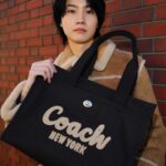 Dori Sakurada Instagram - COACH カーゴトート✨ めちゃ可愛い見た目だけではなく大容量で持ち運びたいものはほとんど収納できる実用性も抜群のバッグ！ スクリプト刺繍で入ったらブランドロゴも素敵です✨ 洋服もコーチであわせてみました😊 素敵なホリデーギフトを贈ってくださいました🎄✨ ありがとうございます☺️