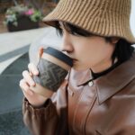 Dori Sakurada Instagram - FENDI ブレンドされていない純粋なカモミールならカフェインも入ってないので、最近はお水以外を飲むならカモミールティーの一択です🤝 でもこのフェンディのカップで飲んだら何でも美味しく感じちゃいそう😊 木の繊維から作られたプラスチック代替え素材で作られた、こんなに素敵なのにサステナブルなアイテムです🪵 少しだけ暖かくなってきたけど、油断せず体調に気をつけて、こういうお気に入りの小物アイテムを見つけて日々のモチベーションを上げていきましょう✨ @FENDI #fendi #PR