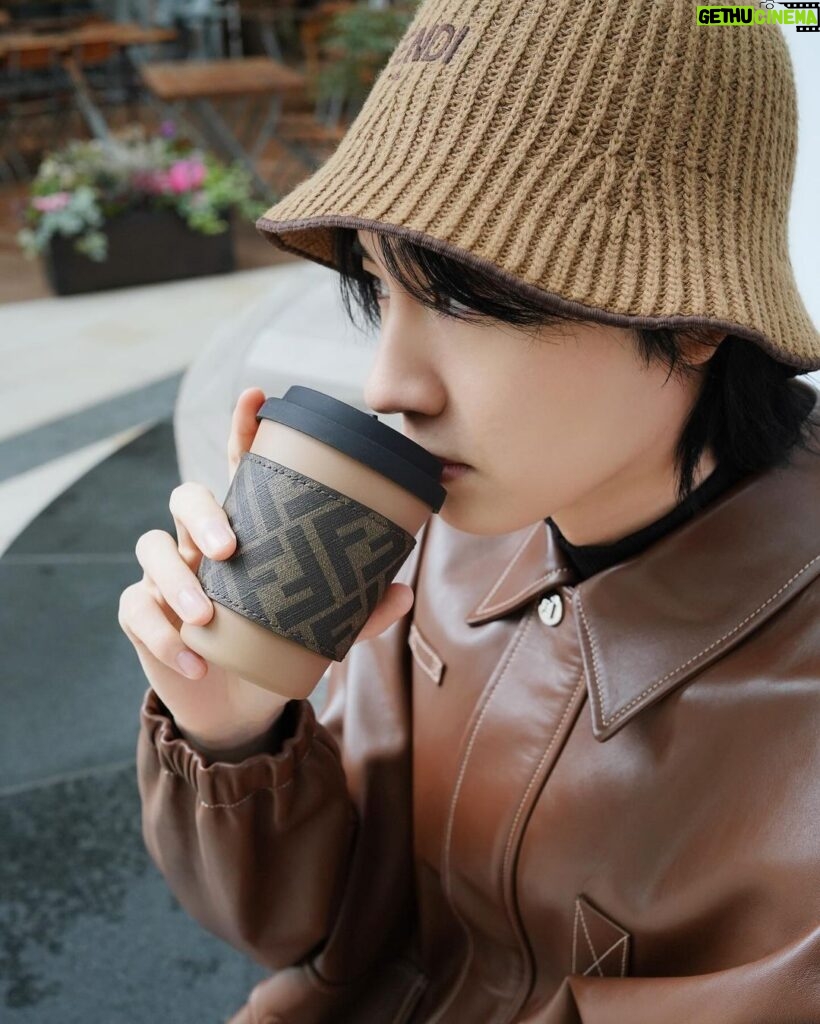Dori Sakurada Instagram - FENDI ブレンドされていない純粋なカモミールならカフェインも入ってないので、最近はお水以外を飲むならカモミールティーの一択です🤝 でもこのフェンディのカップで飲んだら何でも美味しく感じちゃいそう😊 木の繊維から作られたプラスチック代替え素材で作られた、こんなに素敵なのにサステナブルなアイテムです🪵 少しだけ暖かくなってきたけど、油断せず体調に気をつけて、こういうお気に入りの小物アイテムを見つけて日々のモチベーションを上げていきましょう✨ @FENDI #fendi #PR