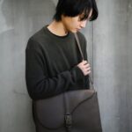 Dori Sakurada Instagram - DIOR 『Dior Pillow』ブラウンのグレインドカーフスキンがあまり持っていないカラーでお気に入り！ 「CD Lock」のバックル留めフラップがかっこいいです🔥 素敵なホリデーギフトを贈ってくださいました🎄✨ ありがとうございます☺️