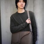 Dori Sakurada Instagram – DIOR

『Dior Pillow』ブラウンのグレインドカーフスキンがあまり持っていないカラーでお気に入り！
「CD Lock」のバックル留めフラップがかっこいいです🔥

素敵なホリデーギフトを贈ってくださいました🎄✨
ありがとうございます☺️