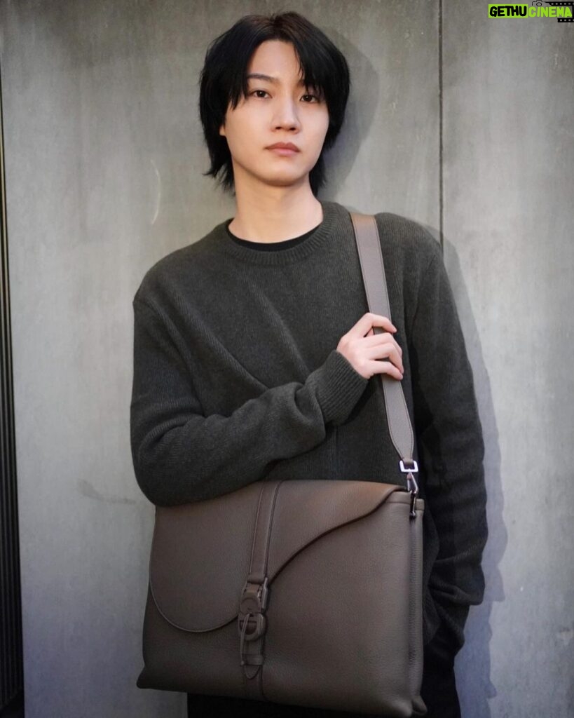 Dori Sakurada Instagram - DIOR 『Dior Pillow』ブラウンのグレインドカーフスキンがあまり持っていないカラーでお気に入り！ 「CD Lock」のバックル留めフラップがかっこいいです🔥 素敵なホリデーギフトを贈ってくださいました🎄✨ ありがとうございます☺️