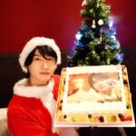 Dori Sakurada Instagram - クリスマスインスタライブありがとうございました！ そして来年、2024年もカレンダーを発売させていただくことになりました✨ 皆様からのご要望があるからこそ実現できることなので、本当に毎年応援して下さり、ありがとうございます😊 『桜田通「NATURAL」CALENDAR 2024.4-2025.3』 よろしくお願いいたします🌳 とりあえず！メリークリスマスです🎅🎄✨ (4枚目は最近よく現れるサポート宇宙人)