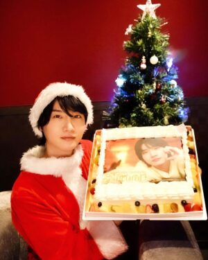 Dori Sakurada Instagram - クリスマスインスタライブありがとうございました！

そして来年、2024年もカレンダーを発売させていただくことになりました✨
皆様からのご要望があるからこそ実現できることなので、本当に毎年応援して下さり、ありがとうございます😊
『桜田通「NATURAL」CALENDAR 2024.4-2025.3』
よろしくお願いいたします🌳

とりあえず！メリークリスマスです🎅🎄✨

(4枚目は最近よく現れるサポート宇宙人)