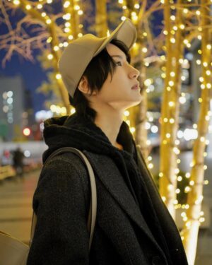 Dori Sakurada Instagram - FENDI

久々にキャップ！帽子は被るけどたまには気分を変えてキャップも良いね😊
同じ素材のバッグと合わせてます✨
どちらもベージュカラーがお気に入り💎
洋服じゃなくて、小物とかバッグだけで合わせるのも好きです😌

街はまだイルミネーションもあって綺麗だな🎄
暖かくして過ごそう〜✨

@FENDI #fendi #PR