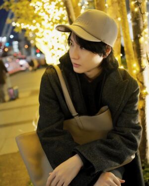 Dori Sakurada Instagram - FENDI

久々にキャップ！帽子は被るけどたまには気分を変えてキャップも良いね😊
同じ素材のバッグと合わせてます✨
どちらもベージュカラーがお気に入り💎
洋服じゃなくて、小物とかバッグだけで合わせるのも好きです😌

街はまだイルミネーションもあって綺麗だな🎄
暖かくして過ごそう〜✨

@FENDI #fendi #PR