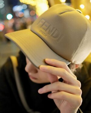 Dori Sakurada Instagram - FENDI

久々にキャップ！帽子は被るけどたまには気分を変えてキャップも良いね😊
同じ素材のバッグと合わせてます✨
どちらもベージュカラーがお気に入り💎
洋服じゃなくて、小物とかバッグだけで合わせるのも好きです😌

街はまだイルミネーションもあって綺麗だな🎄
暖かくして過ごそう〜✨

@FENDI #fendi #PR
