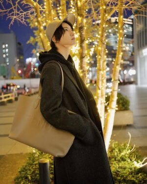 Dori Sakurada Instagram - FENDI

久々にキャップ！帽子は被るけどたまには気分を変えてキャップも良いね😊
同じ素材のバッグと合わせてます✨
どちらもベージュカラーがお気に入り💎
洋服じゃなくて、小物とかバッグだけで合わせるのも好きです😌

街はまだイルミネーションもあって綺麗だな🎄
暖かくして過ごそう〜✨

@FENDI #fendi #PR