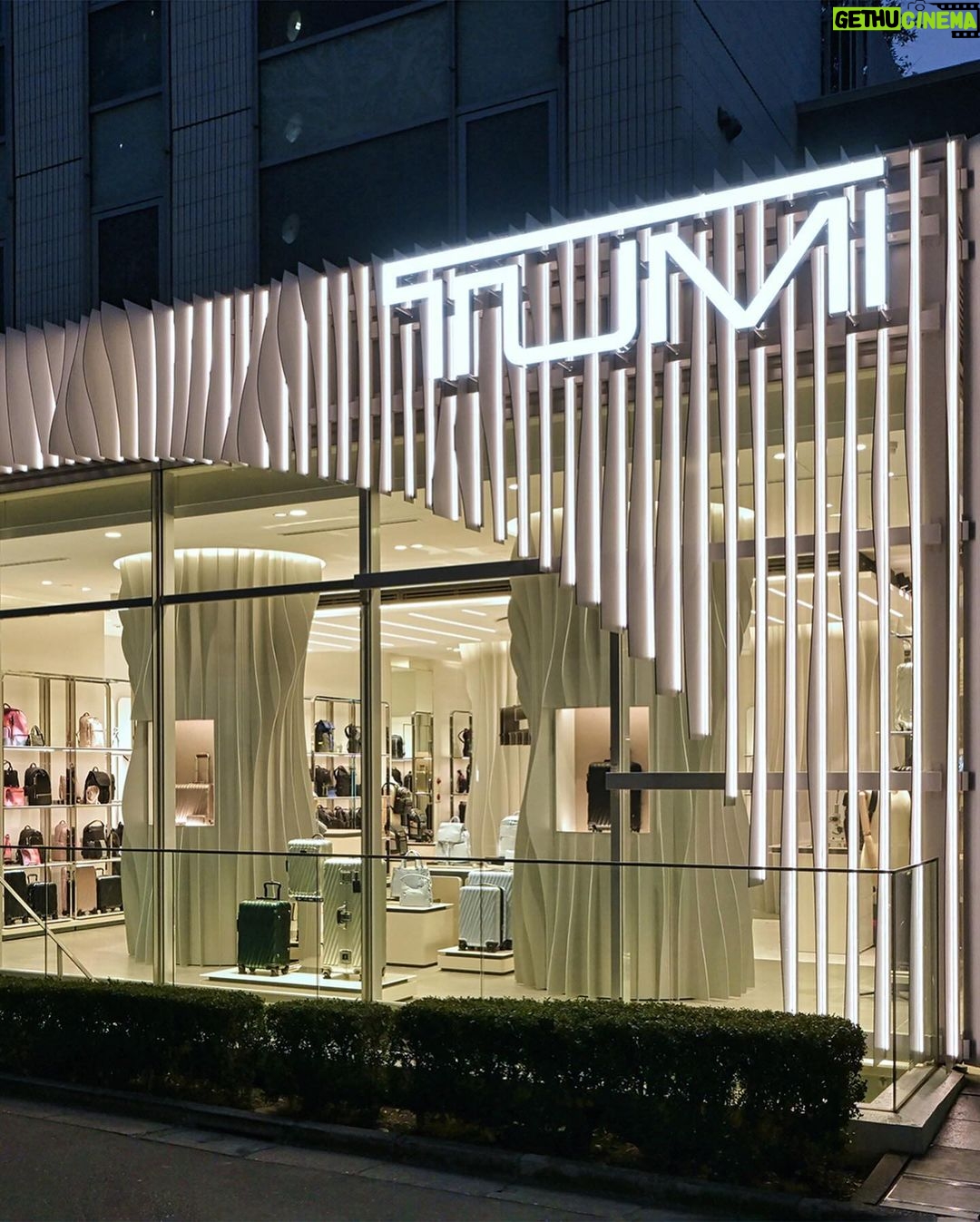 Dori Sakurada Instagram - TUMI トゥミ表参道が12月21日にリニューアルオープンしました! オープンイベントが開催されたので参加させていただきました✨ 会場ではTUMIのアイコニックなラゲージコレクション 『19degreeコレクション』が並んでいて、ショップの内装も19degreeコレクションの特徴的なデザインをモチーフにされていて、とても印象に残りました! このトゥミ表参道は、アジア太平洋地域で初の旗艦店としてリニューアルされたようで、イベントには海外の方も多く来場されていて、TUMIにぴったりの雰囲気でとても華やかな空間でした💎 旅の相棒はやっぱりお気に入りのアイテムに出会うことでより楽しむことができるので、年末年始やこの先どこかに行かれる方は是非TUMIのコレクションもチェックしてみてくださいね! @tumitravel #PR #TUMI #トゥミ #トゥミ表参道