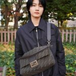 Dori Sakurada Instagram - FENDI フェンディのバゲット マキシ✨ 大きめサイズなので、デイリーのミニバッグでは入りきらないものをしっかり持ち運べる容量なのがありがたいです😌 レザーのハンドルとショルダーストラップが付いていて、どちらも取り外しも可能なので、ハンドバッグからショルダーバッグ、ボディバッグなど色んな楽しみ方ができそう！ FFロゴが際立つバッグ本体の素材はファブリックなので、上質ながらも柔らかい雰囲気もあり、愛用したくなるアイテムです💎 @FENDI✨ 素敵なバースデーギフトをありがとうございます！✨