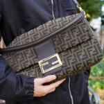 Dori Sakurada Instagram - FENDI フェンディのバゲット マキシ✨ 大きめサイズなので、デイリーのミニバッグでは入りきらないものをしっかり持ち運べる容量なのがありがたいです😌 レザーのハンドルとショルダーストラップが付いていて、どちらも取り外しも可能なので、ハンドバッグからショルダーバッグ、ボディバッグなど色んな楽しみ方ができそう！ FFロゴが際立つバッグ本体の素材はファブリックなので、上質ながらも柔らかい雰囲気もあり、愛用したくなるアイテムです💎 @FENDI✨ 素敵なバースデーギフトをありがとうございます！✨