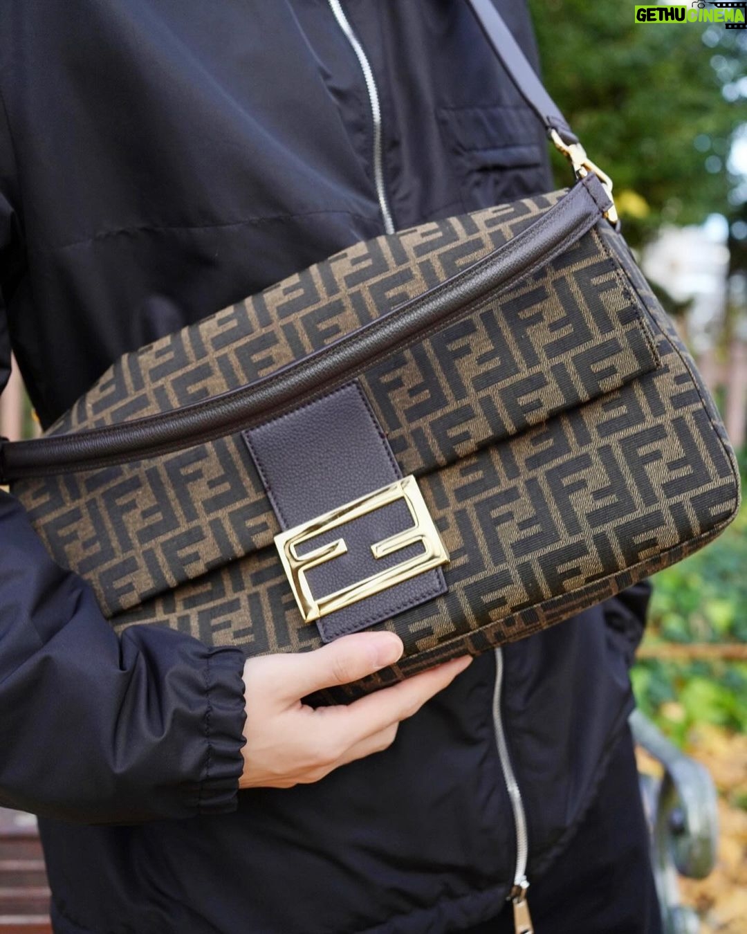 Dori Sakurada Instagram - FENDI フェンディのバゲット マキシ✨ 大きめサイズなので、デイリーのミニバッグでは入りきらないものをしっかり持ち運べる容量なのがありがたいです😌 レザーのハンドルとショルダーストラップが付いていて、どちらも取り外しも可能なので、ハンドバッグからショルダーバッグ、ボディバッグなど色んな楽しみ方ができそう! FFロゴが際立つバッグ本体の素材はファブリックなので、上質ながらも柔らかい雰囲気もあり、愛用したくなるアイテムです💎 @FENDI✨ 素敵なバースデーギフトをありがとうございます!✨