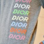 Dori Sakurada Instagram - DIOR 着心地が最高に良いディオールのウール&カシミアのセーター✨ グラフィカルに連ねたDior Multiシグネチャーが可愛いです🌈 裾と袖口のマルチカラーストライプが絶妙なバランス感で、一枚でも、シャツと合わせてもシックに着ることができそうです！ @dior✨ 素敵なバースデーギフトをありがとうございます！✨