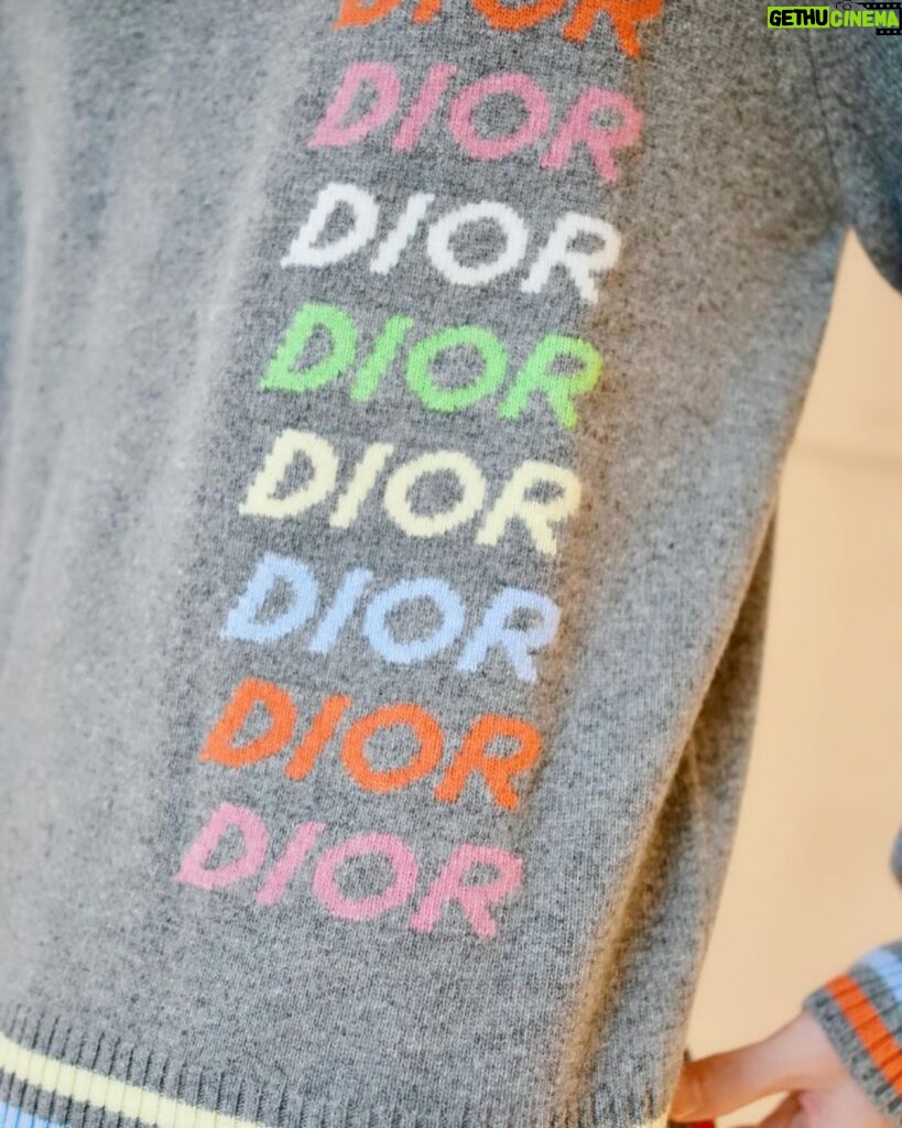 Dori Sakurada Instagram - DIOR 着心地が最高に良いディオールのウール&カシミアのセーター✨ グラフィカルに連ねたDior Multiシグネチャーが可愛いです🌈 裾と袖口のマルチカラーストライプが絶妙なバランス感で、一枚でも、シャツと合わせてもシックに着ることができそうです！ @dior✨ 素敵なバースデーギフトをありがとうございます！✨