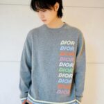 Dori Sakurada Instagram - DIOR 着心地が最高に良いディオールのウール&カシミアのセーター✨ グラフィカルに連ねたDior Multiシグネチャーが可愛いです🌈 裾と袖口のマルチカラーストライプが絶妙なバランス感で、一枚でも、シャツと合わせてもシックに着ることができそうです！ @dior✨ 素敵なバースデーギフトをありがとうございます！✨