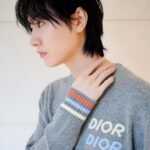 Dori Sakurada Instagram - DIOR 着心地が最高に良いディオールのウール&カシミアのセーター✨ グラフィカルに連ねたDior Multiシグネチャーが可愛いです🌈 裾と袖口のマルチカラーストライプが絶妙なバランス感で、一枚でも、シャツと合わせてもシックに着ることができそうです！ @dior✨ 素敵なバースデーギフトをありがとうございます！✨