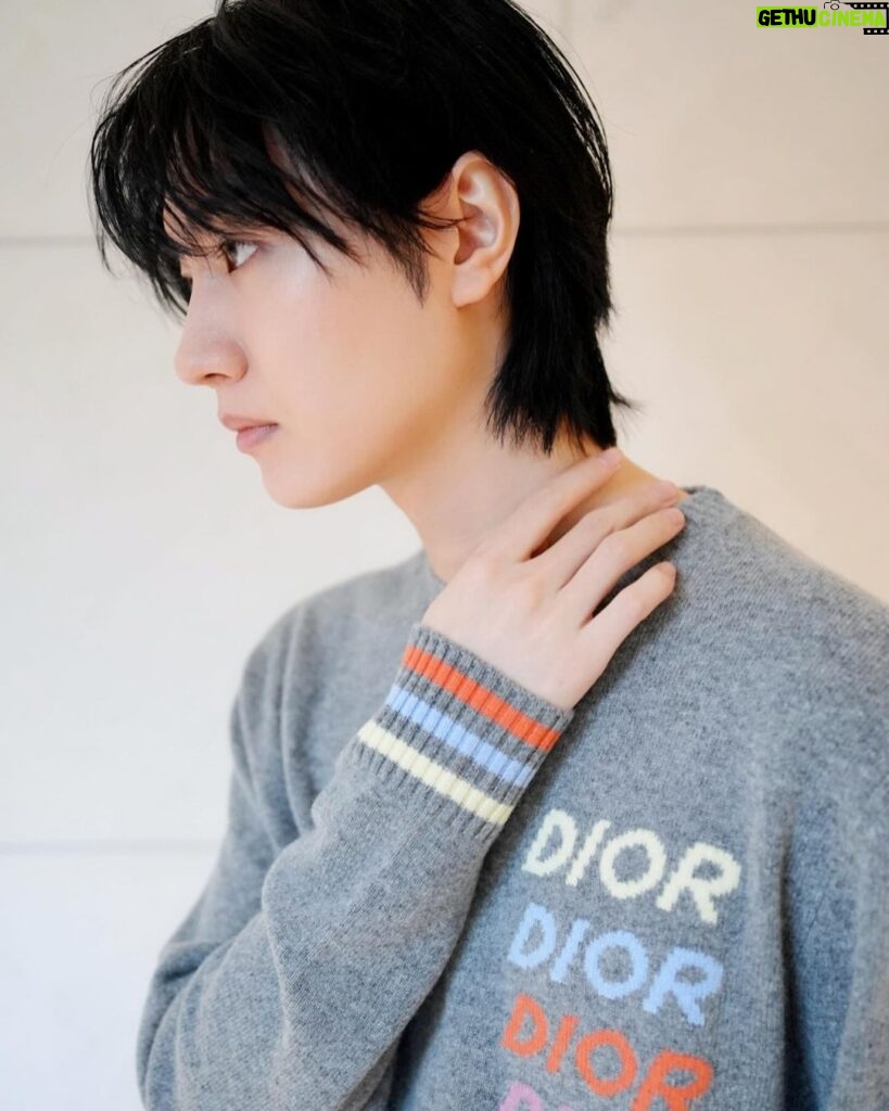 Dori Sakurada Instagram - DIOR 着心地が最高に良いディオールのウール&カシミアのセーター✨ グラフィカルに連ねたDior Multiシグネチャーが可愛いです🌈 裾と袖口のマルチカラーストライプが絶妙なバランス感で、一枚でも、シャツと合わせてもシックに着ることができそうです！ @dior✨ 素敵なバースデーギフトをありがとうございます！✨