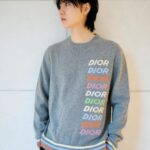 Dori Sakurada Instagram - DIOR 着心地が最高に良いディオールのウール&カシミアのセーター✨ グラフィカルに連ねたDior Multiシグネチャーが可愛いです🌈 裾と袖口のマルチカラーストライプが絶妙なバランス感で、一枚でも、シャツと合わせてもシックに着ることができそうです！ @dior✨ 素敵なバースデーギフトをありがとうございます！✨