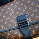 Dori Sakurada Instagram - Louis Vuitton この季節、やや荷物増えるので抜群のサイズ感です✨ 僕はタブレットが入るサイズがお気に入りになるポイントで、これなら小さめなノートパソコンも入りそうです！ ルイ・ヴィトンの象徴ともいえるモノグラムと、このブラックのショルダーベルトの組み合わせがとてもかっこよくてテンション上がります！ @louisvuitton ✨ 素敵なバースデーギフトをありがとうございます！✨