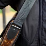 Dori Sakurada Instagram - Louis Vuitton この季節、やや荷物増えるので抜群のサイズ感です✨ 僕はタブレットが入るサイズがお気に入りになるポイントで、これなら小さめなノートパソコンも入りそうです！ ルイ・ヴィトンの象徴ともいえるモノグラムと、このブラックのショルダーベルトの組み合わせがとてもかっこよくてテンション上がります！ @louisvuitton ✨ 素敵なバースデーギフトをありがとうございます！✨