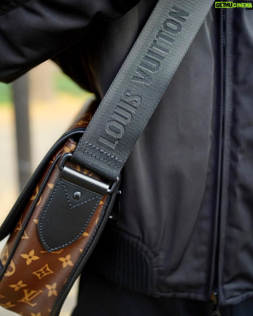 Dori Sakurada Instagram - Louis Vuitton この季節、やや荷物増えるので抜群のサイズ感です✨ 僕はタブレットが入るサイズがお気に入りになるポイントで、これなら小さめなノートパソコンも入りそうです！ ルイ・ヴィトンの象徴ともいえるモノグラムと、このブラックのショルダーベルトの組み合わせがとてもかっこよくてテンション上がります！ @louisvuitton ✨ 素敵なバースデーギフトをありがとうございます！✨