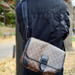 Dori Sakurada Instagram - Louis Vuitton この季節、やや荷物増えるので抜群のサイズ感です✨ 僕はタブレットが入るサイズがお気に入りになるポイントで、これなら小さめなノートパソコンも入りそうです！ ルイ・ヴィトンの象徴ともいえるモノグラムと、このブラックのショルダーベルトの組み合わせがとてもかっこよくてテンション上がります！ @louisvuitton ✨ 素敵なバースデーギフトをありがとうございます！✨