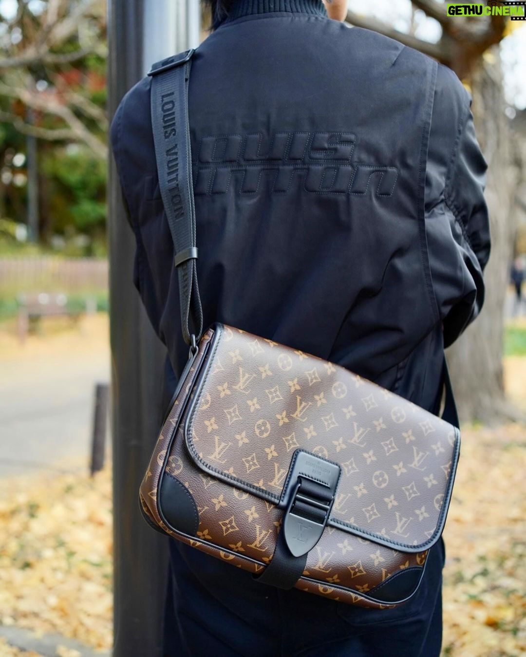 Dori Sakurada Instagram - Louis Vuitton この季節、やや荷物増えるので抜群のサイズ感です✨ 僕はタブレットが入るサイズがお気に入りになるポイントで、これなら小さめなノートパソコンも入りそうです! ルイ・ヴィトンの象徴ともいえるモノグラムと、このブラックのショルダーベルトの組み合わせがとてもかっこよくてテンション上がります! @louisvuitton ✨ 素敵なバースデーギフトをありがとうございます!✨