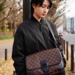 Dori Sakurada Instagram - Louis Vuitton この季節、やや荷物増えるので抜群のサイズ感です✨ 僕はタブレットが入るサイズがお気に入りになるポイントで、これなら小さめなノートパソコンも入りそうです！ ルイ・ヴィトンの象徴ともいえるモノグラムと、このブラックのショルダーベルトの組み合わせがとてもかっこよくてテンション上がります！ @louisvuitton ✨ 素敵なバースデーギフトをありがとうございます！✨