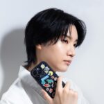 Dori Sakurada Instagram - DORI SAKURADA × CASETiFY この度ケースティファイさんとコラボレーションさせていただくことになりました！ 宇宙をスマホケースと同じく個々の自由な領域と捉え、その無限の可能性からインスピレーションを得て、今回のコレクションを制作いたしました✨ 宇宙には様々な解釈があり、地球に住む自分たちが空を見上げれば宇宙の存在を感じる瞬間があります。 星や惑星、そしてロケットが月へ向かう姿など、それぞれの宇宙への解釈があると思うのですが、一人一人の人生、その人の目線の先に一つずつ宇宙は広がっていると思っていて、本来そこはとても自由で幸せに溢れる空間であると信じています✨ そんな想いを込めて今回のコレクションを完成することができました！ そしてケースティファイさんは海外の方にもアイテムを届けることができるので、世界中の皆さんに今回のコラボレーションを楽しんでいただけることを願っています！ 「DORI SAKURADA× CASETiFY」 🚀Infinite Universe Sticker 自由な宇宙をテーマに、宇宙らしいロケットや月だけでなく、スニーカーや花、ケーキなど様々なモチーフが賑やかに浮かべました。 他人の意見に左右されず、好きなことを自分らしく楽しむという思いを込めました！ 🌘I Love You to the Moon & Back ” I Love You to the Moon & Back ”と、宇宙飛行士に扮した「どおりいぬ」をミックスしました🐶 言葉の持つ意味をわかりやすく伝えたいという意図からワンポイントデザインです。 🖤Heart Universe 「Love」「愛」を大事にしてほしい、というシンプルなメッセージを黒いハート型の惑星に込めて表現してみました。 中央を大胆にくり抜いたデザインはケースタイプによって印象が異なります。 ぜひ、手にとってくださる皆さんの思うままに楽しんで頂きたいです！ 🪐Chocolate Universe 惑星をカラフルなチョコレートに⾒⽴てました。 バレンタインのシーズンにもケースを付け替えて楽しんでもらえるように考えたデザインです🍫 僕もスマホケースを普段から付け替えたり楽しんでいて、こういうものがあれば良いなと思えるものを作ることができたので、是非沢山の方に楽しんでいただけると嬉しいです😊 @casetify_jp @casetify #DORISAKURADAxCASETiFY #PR