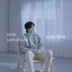 Dori Sakurada Instagram - LANCÔME 一日中仕事で忙しい日におすすめのアイテム ランコムのウルトラファンデ。 「美しさ⽌まらない私」この言葉の通り、このウルトラファンデは”ロングラスティング”で長時間、美しさが崩れることはありません✨ 僕は一日中仕事が続く日もあり、内容によってはメイクも崩れやすい状況になることが多々あるのですが、この『タンイドル ウルトラ ウェア リキッド N』はそんな時でもメイク仕立ての状態をキープしてくれます。 さらにナチュラルマットな質感で、薄付きで素肌美を叶えてくれるので、キープ力があるだけではなく覆われるようなストレスを感じることなく、サラッとキープしてくれる、夢のような使い心地です！ それを裏付けるようにメイク中も肌をケアしてくれる成分を配合しているそうです！ さらに紫外線カット効果もアップされているので季節問わずUVケアもしたい自分としては、このウルトラファンデだけでそこも押さえてくれるのはとてもありがたいです！ 今日も仕事でウルトラファンデを使ってメイクをしているのですが、僕は「PO-01」と「BO-02」を混ぜて使ってます！ やはり肌はさらっとストレスなく過ごせているので、今とてもオススメしたいアイテムの一つです☺️ そして現在ランコムの店頭では新製品の購入予約やサンプルも貰えるようなので、気になった方や試してみたい方は是非、足を運んでみてくださいね！ @lancomeofficial #PR #ウルトラファンデ #美しさ止まらない私 #lancomemakeup #ランコム 服 @numeroventuno