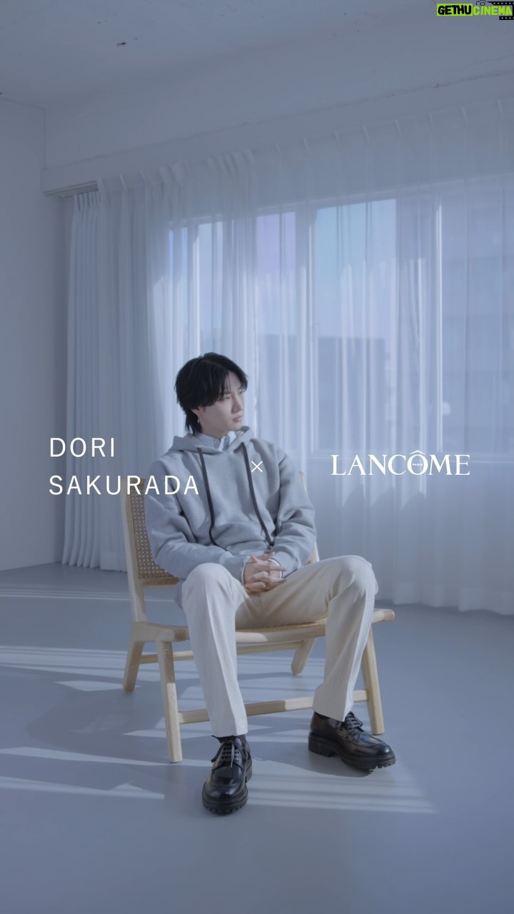 Dori Sakurada Instagram - LANCÔME 一日中仕事で忙しい日におすすめのアイテム ランコムのウルトラファンデ。 「美しさ⽌まらない私」この言葉の通り、このウルトラファンデは”ロングラスティング”で長時間、美しさが崩れることはありません✨ 僕は一日中仕事が続く日もあり、内容によってはメイクも崩れやすい状況になることが多々あるのですが、この『タンイドル ウルトラ ウェア リキッド N』はそんな時でもメイク仕立ての状態をキープしてくれます。 さらにナチュラルマットな質感で、薄付きで素肌美を叶えてくれるので、キープ力があるだけではなく覆われるようなストレスを感じることなく、サラッとキープしてくれる、夢のような使い心地です! それを裏付けるようにメイク中も肌をケアしてくれる成分を配合しているそうです! さらに紫外線カット効果もアップされているので季節問わずUVケアもしたい自分としては、このウルトラファンデだけでそこも押さえてくれるのはとてもありがたいです! 今日も仕事でウルトラファンデを使ってメイクをしているのですが、僕は「PO-01」と「BO-02」を混ぜて使ってます! やはり肌はさらっとストレスなく過ごせているので、今とてもオススメしたいアイテムの一つです☺️ そして現在ランコムの店頭では新製品の購入予約やサンプルも貰えるようなので、気になった方や試してみたい方は是非、足を運んでみてくださいね! @lancomeofficial #PR #ウルトラファンデ #美しさ止まらない私 #lancomemakeup #ランコム 服 @numeroventuno