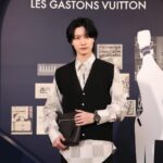 Dori Sakurada Instagram - LOUIS VUITTON ルイ・ヴィトンの新作ジュエリープレゼンテーションにご招待いただき、参加しました💎 ウォッチ＆ファインジュエリーのクリエイティブ・ディレクター、フランチェスカ・アムフィテアトロフ氏が来日し、自ら手がけた数々のコレクションをご紹介してくださいました！ 今年1月に発表されたメンズファインジュエリー『レ ガストン ヴィトン』は、デニムにインスパイアされたブルーカラーの世界観でディスプレイされ、男女問わず楽しめる遊び心溢れるコレクションになっています✨ 僕は『デザイナーペンダント レ ガストン ヴィトン』を身に着けたのですが、実際にペンとして描くこともできるアイテムで、フランチェスカ氏が語ってくださったガストン氏の思い出や遊び心、家族想いな一面など、今回のコレクションが生まれた背景を知ってからだとさらに魅力を感じることができて、とても嬉しかったです☺️ 僕もガストンさんにお会いしてみたかったな✨ そしてプレゼンテーションの後は皆様とお食事を共にし、ルイ・ヴィトンのジュエリーのように輝かしい時間を過ごさせていただきました✨ ジュエリーや宝石は見るだけでも、身につけるだけでも美しく、気分が上がりますが、そこに素敵な時間や思い出が加わることで、より大切に想えるようになりますね💎✨ 皆さんもルイ・ヴィトンの新作ジュエリーコレクション、ぜひチェックしてみてください！ Thank you for inviting @LOUISVUITTON @francescaamfitheatrof #LesGastonsVuitton #LVWatch #LVFashion #InvitedbyLouisVuitton #Sponsored