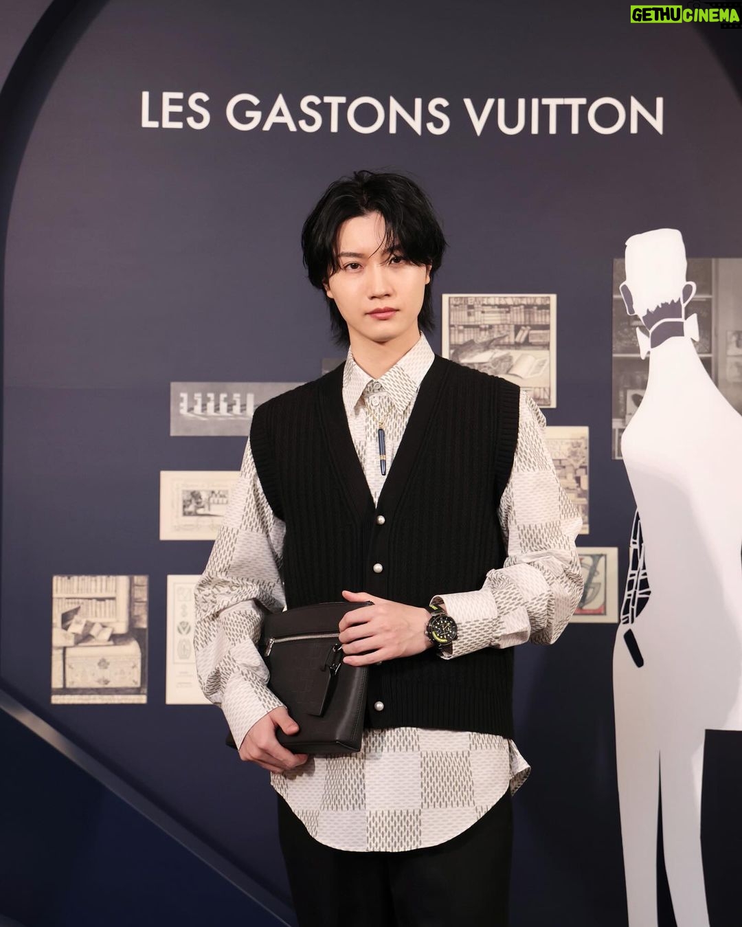 Dori Sakurada Instagram - LOUIS VUITTON ルイ・ヴィトンの新作ジュエリープレゼンテーションにご招待いただき、参加しました💎 ウォッチ&ファインジュエリーのクリエイティブ・ディレクター、フランチェスカ・アムフィテアトロフ氏が来日し、自ら手がけた数々のコレクションをご紹介してくださいました! 今年1月に発表されたメンズファインジュエリー『レ ガストン ヴィトン』は、デニムにインスパイアされたブルーカラーの世界観でディスプレイされ、男女問わず楽しめる遊び心溢れるコレクションになっています✨ 僕は『デザイナーペンダント レ ガストン ヴィトン』を身に着けたのですが、実際にペンとして描くこともできるアイテムで、フランチェスカ氏が語ってくださったガストン氏の思い出や遊び心、家族想いな一面など、今回のコレクションが生まれた背景を知ってからだとさらに魅力を感じることができて、とても嬉しかったです☺️ 僕もガストンさんにお会いしてみたかったな✨ そしてプレゼンテーションの後は皆様とお食事を共にし、ルイ・ヴィトンのジュエリーのように輝かしい時間を過ごさせていただきました✨ ジュエリーや宝石は見るだけでも、身につけるだけでも美しく、気分が上がりますが、そこに素敵な時間や思い出が加わることで、より大切に想えるようになりますね💎✨ 皆さんもルイ・ヴィトンの新作ジュエリーコレクション、ぜひチェックしてみてください! Thank you for inviting @LOUISVUITTON @francescaamfitheatrof #LesGastonsVuitton #LVWatch #LVFashion #InvitedbyLouisVuitton #Sponsored